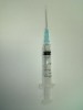 写真1. 針吸引による細胞診に使う注射ポンプと針。
